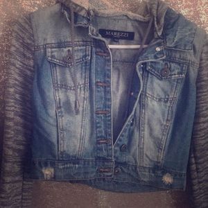 Jean jacket with cotton/polyester sleeves